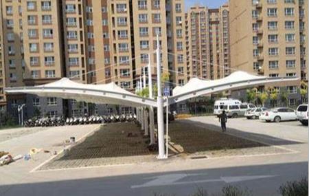 `雙邊膜結(jié)構(gòu)車棚雨棚價(jià)格`